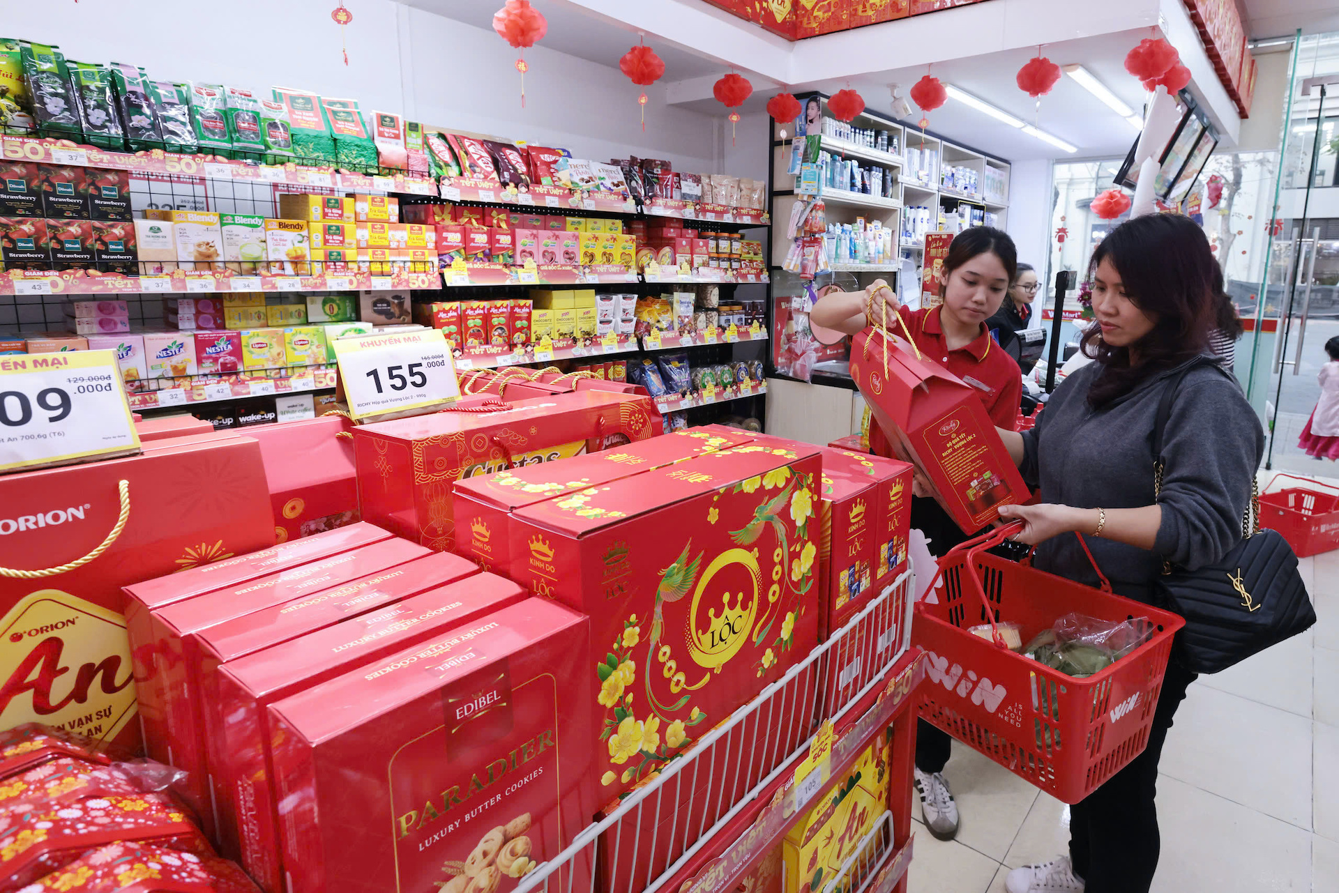 Thị trường hàng hóa thiết yếu ổn định những ngày Tết